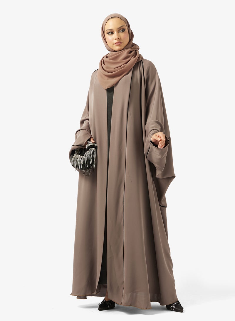 هيا كلوزيت عباية مزينة بقصة واسعة مع ياقة عالية - Image 5
